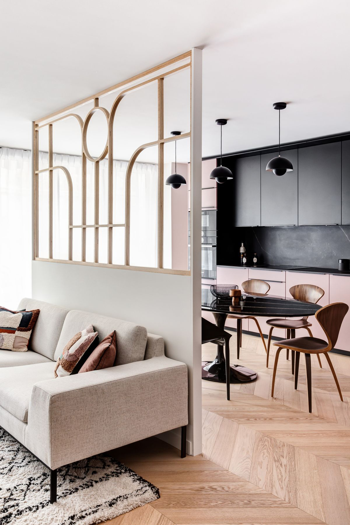 Salon style moderne, avec un claustra avec des formes design en bois.