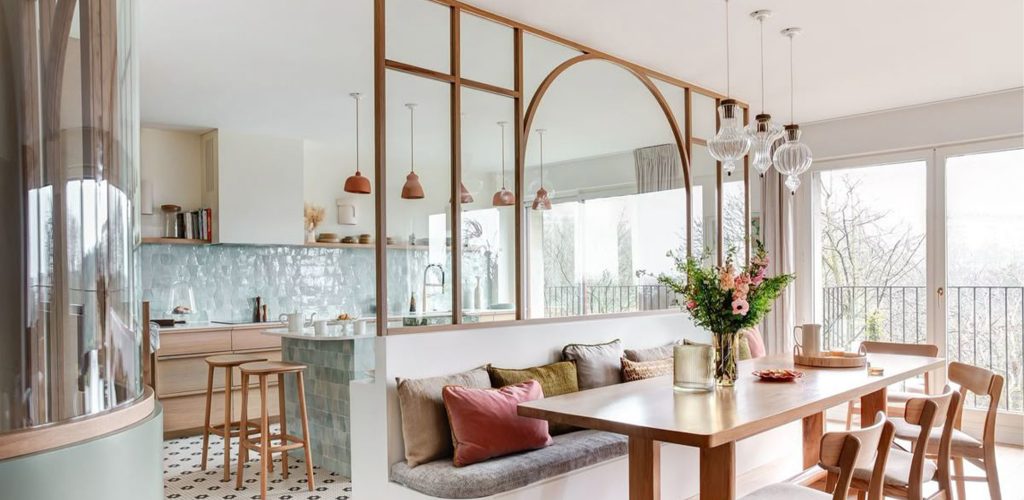 Grande verrière ouverte sur les deux côtés, avec un claustra, en bois.