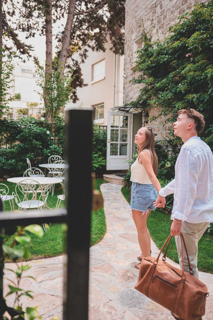 Jeune couple qui découvre l'architecture de l'hôtel à leur arrivée.