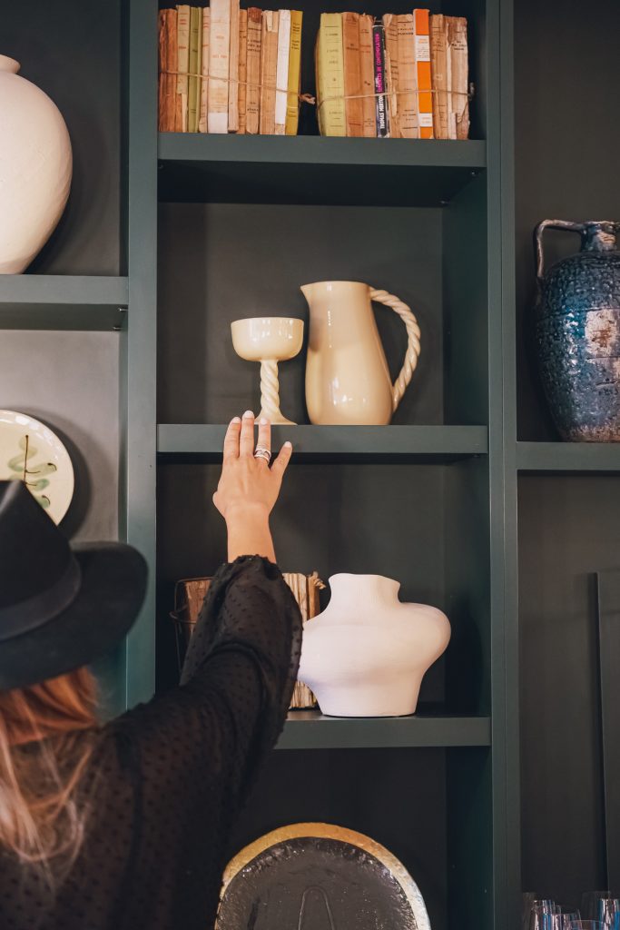 Client qui touche les objets de décoration dans un hôtel.