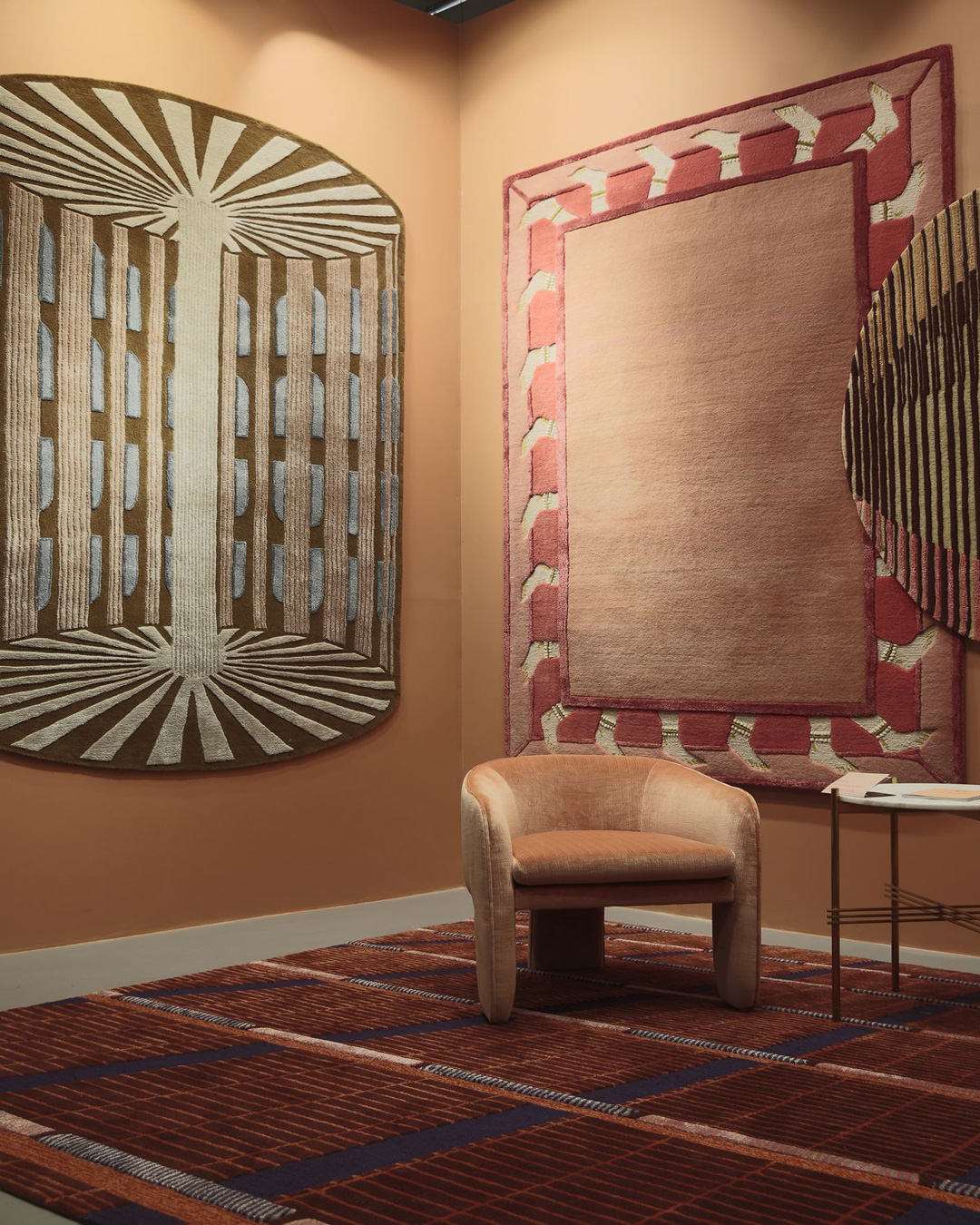 Salon dans une décoration orientale, avec des murs couleur terre chaude avec des tapis accrochés aux murs.