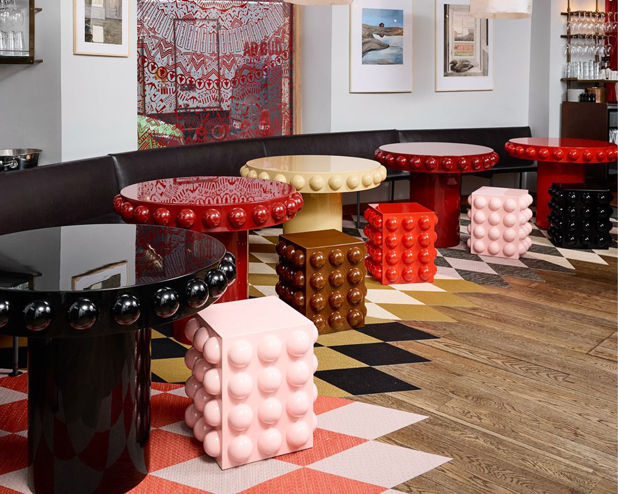 Décoration intérieure tendance avec mobilier laqué et finitions glossy.