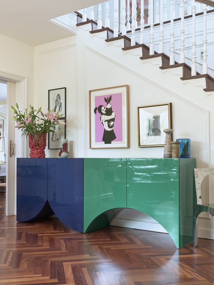 Commode design vert et bleu avec finition brillante dans un intérieur moderne.