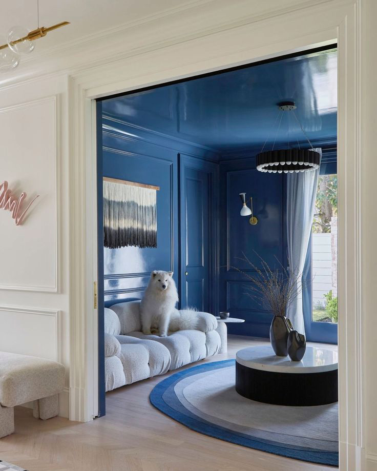 Salon moderne avec murs bleu glossy issu d’un projet d’architecture intérieure.