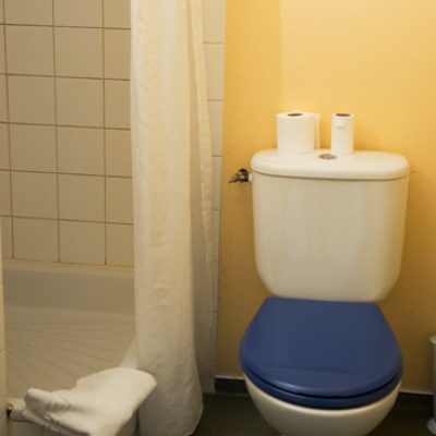 Salle-de-bain-toilette-douche-avant-renovation-hotel-altica-b&b-minimes