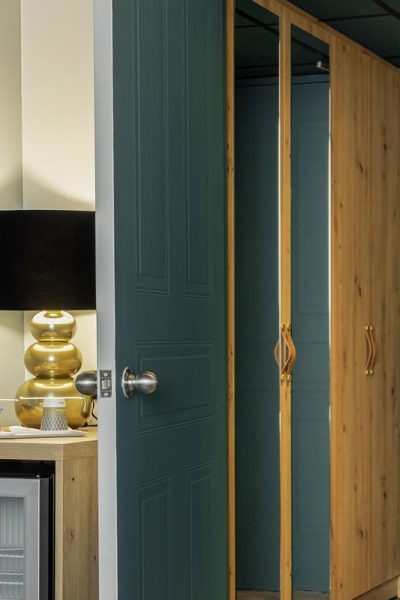 decoration-amenagement-entree-chambre-bleu-vert-mobilier-bois-hotel-accor-mercure