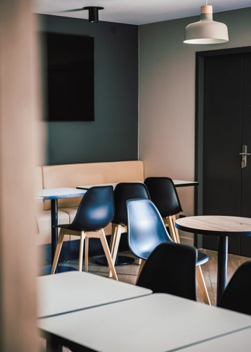 decoration-salle-petit-dejeuner-bois-noir-naturel-chaleureux-architecture-interieur-hoteliere