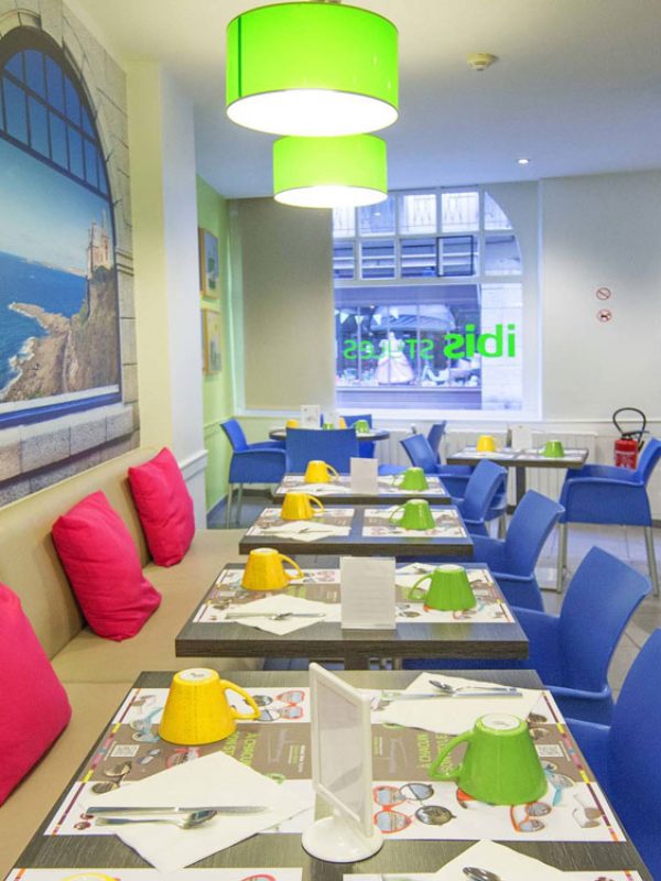 l'espace petit-déjeuner de l'hôtel Ibis Styles de Saint-Malo avant les travaux