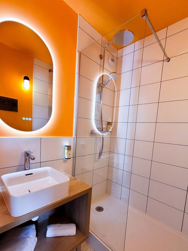 Salle de bain ouverte sur la chambre