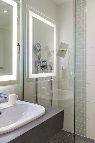 renovation-salle-de-bain-hotel-mercure-villefontaine